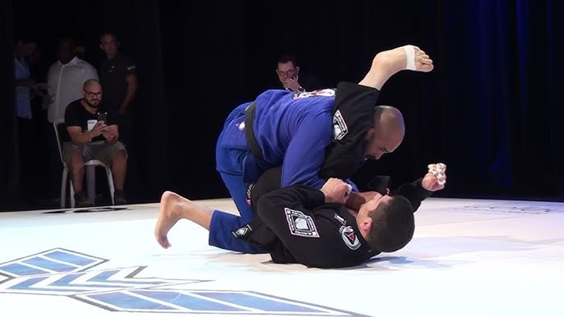 Atletas em combate de jiu-jitsu no tatame